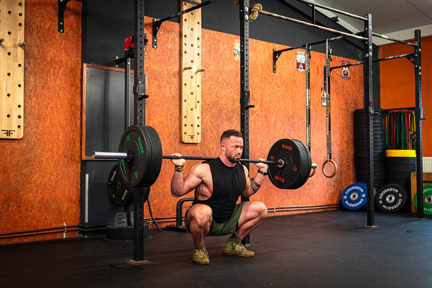 Olympijská osa TRINFIT 2200 mm MULTIPURPOSE BLACK dřep 3