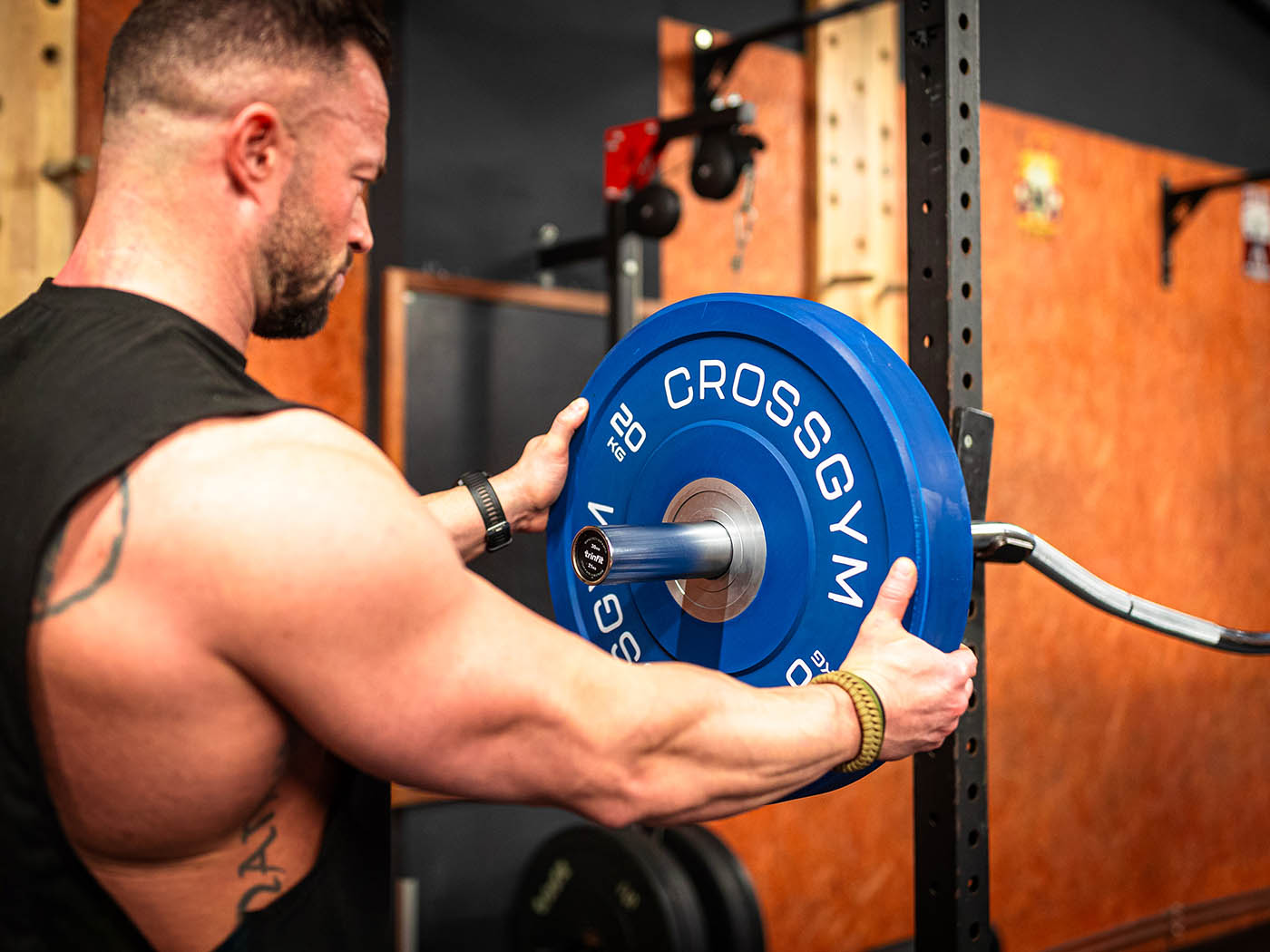 Olympijská osa TRINFIT 2410 mm Buffalo bar naložení kotoučů
